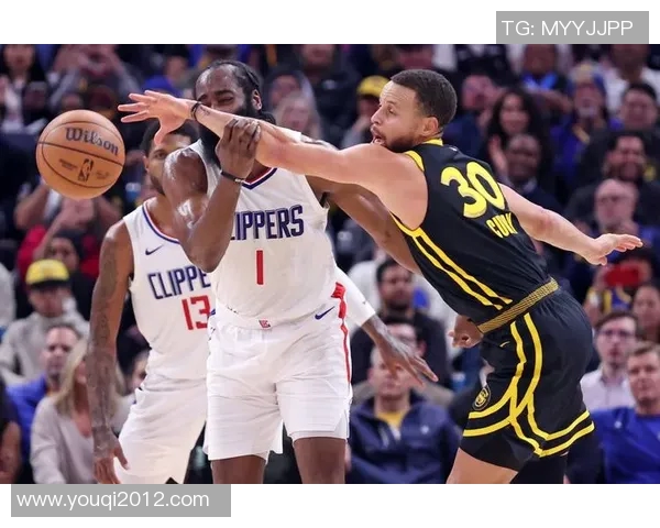 震撼揭幕!NBA总决赛激战正酣 谁将捧起冠军奖杯书写历史篇章 震撼揭幕!NBA总决赛激战正酣 谁将捧起冠军奖杯书写历史篇章